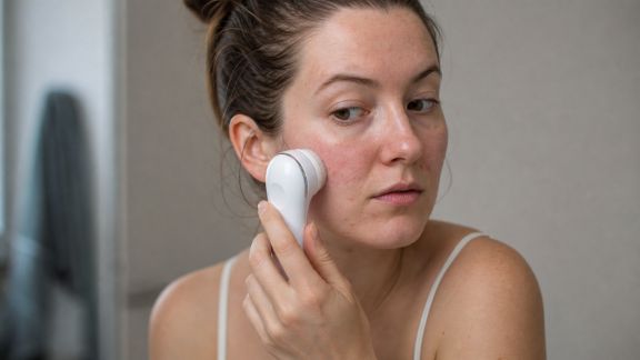 Peaux sensibles et appareils de beauté : précautions à prendre pour éviter les irritations