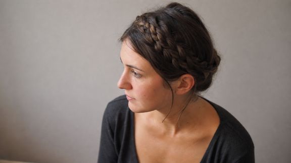 Tresse couronne facile : tuto coiffure bohème pour cheveux longs