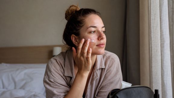 Voyager avec une peau sensible : astuces pour protéger sa peau en déplacement