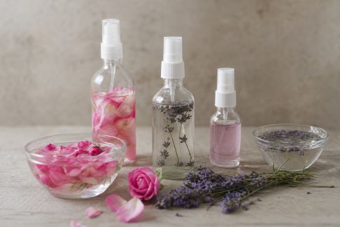 Focus sur les eaux florales : usages et bienfaits en routine clean