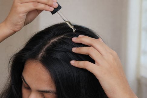 Test produit : une huile capillaire donne-t-elle vraiment de la brillance sans alourdir ?