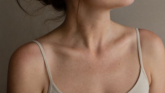 Prendre soin de son décolleté : secrets d’une peau lisse et sublimée