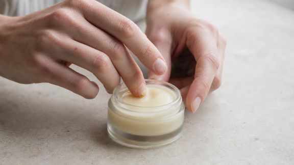 Focus sur les baumes corporels : à qui conviennent-ils et comment les utiliser