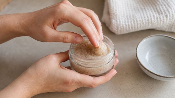Faut-il éviter les exfoliants quand on a la peau sensible ? Nos recommandations