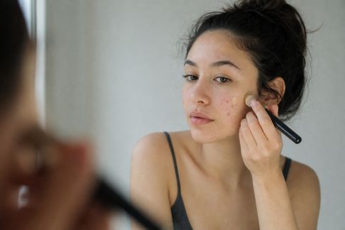 Maquillage spécial peaux à imperfections : conseils pour un teint uniforme