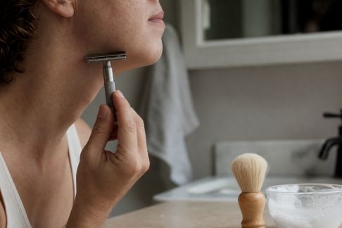 Peaux sensibles et rasage : techniques et produits doux pour éviter les agressions