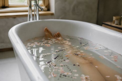 Bienfaits des bains parfumés et relaxants pour la peau et l’esprit