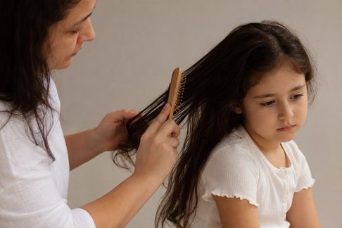 Démêler les nœuds rebelles : solutions naturelles pour enfants et adultes
