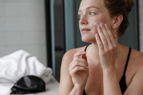 Adapter sa routine de soins quand on pratique la natation avec une peau fragile