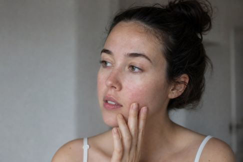 L’influence des cycles hormonaux sur les peaux sensibles : ce qu’il faut anticiper