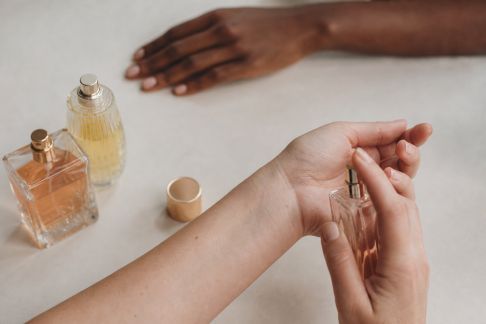 Pourquoi certains parfums réagissent différemment sur chaque peau