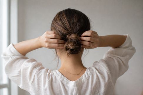Réaliser un chignon bas élégant en quelques gestes