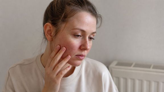 L’impact du chauffage intérieur sur les peaux sensibles : comment réagir ?
