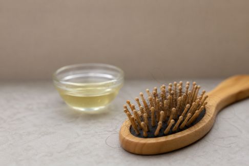 Chute saisonnière des cheveux : prévention et conseils pratiques