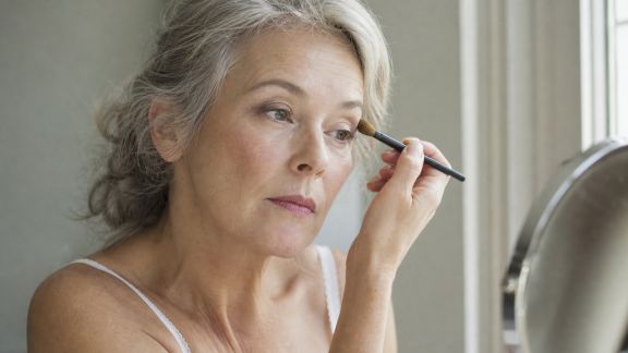 Maquillage des peaux matures : techniques pour un effet rajeunissant