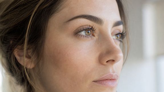 Tuto express pour définir et fixer les cils sans faux-cils