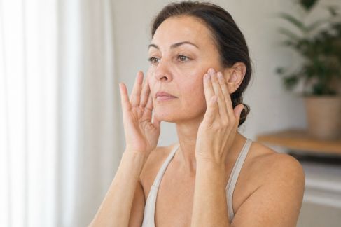 Bienfaits du yoga du visage pour lutter contre le relâchement et les signes de l'âge