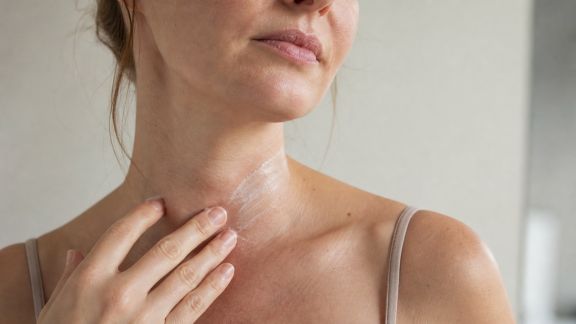 Soin du cou et du décolleté : routines ciblées pour prévenir le vieillissement de ces zones