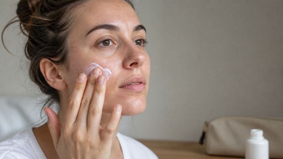 Hydrater sa peau en voyage : conseils pratiques pour rester au top