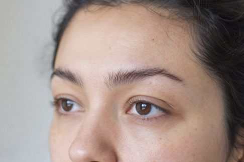 Gérer la repousse du sourcil : conseils et gestes pour une ligne parfaite