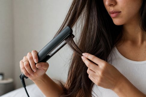 Cheveux et appareils coiffants : limiter les dégâts sans renoncer au style
