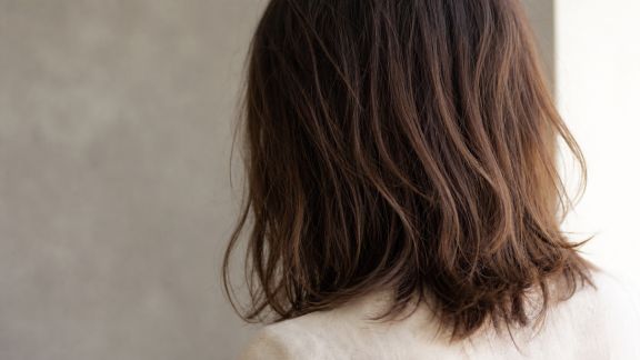 Pourquoi vos cheveux deviennent ternes : causes et solutions faciles à adopter