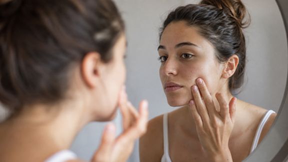 Quels sont les gestes à adopter dès 20 ans pour retarder les premiers signes de l’âge ?