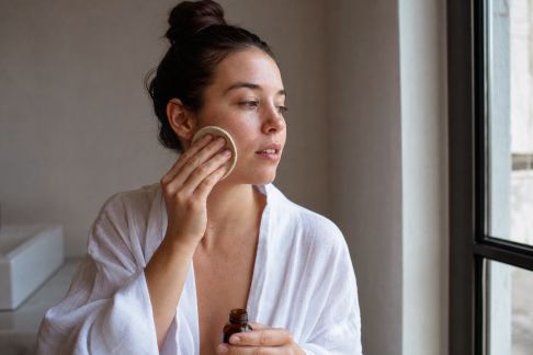 Démaquillage naturel : les bons gestes pour une peau préservée