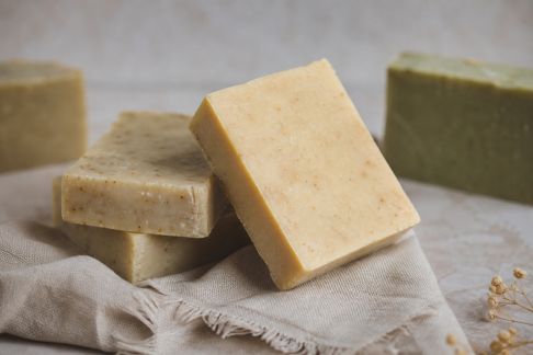 Savons saponifiés à froid : avantages pour une routine bio efficace