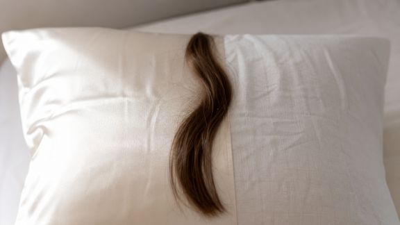 Matériaux des taies d’oreiller : leur impact sur la santé et la beauté des cheveux