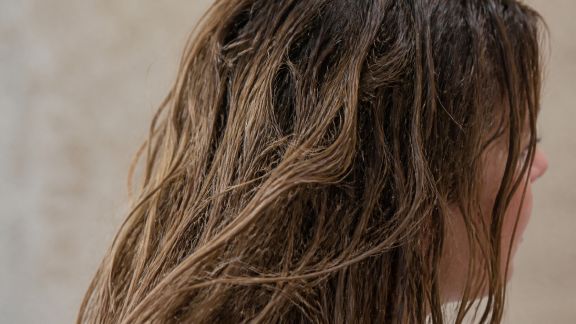 Cheveux et eau de mer : protéger et réparer après l’été