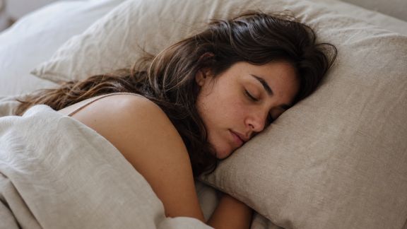 Bien dormir pour de beaux cheveux : conseils et astuces à adopter