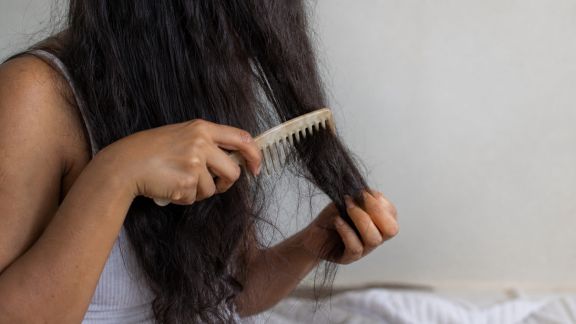 Démêler sans casser : techniques douces pour cheveux longs et fragiles