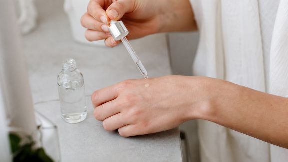 Premiers résultats : sérum hydratant à l’acide hyaluronique sur peau déshydratée