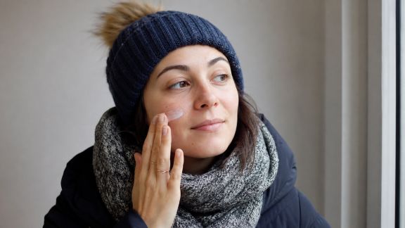 Comment protéger son visage contre le froid : gestes et produits essentiels