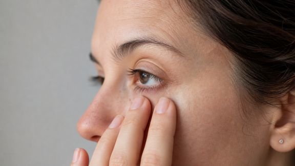 Quel massage du contour de l’œil pour atténuer les rides et poches ?