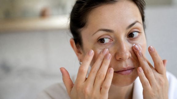 Prendre soin du contour des yeux : techniques et astuces faciles