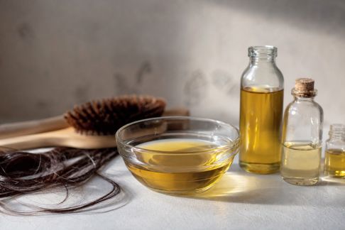 Bain d’huile : comment bien choisir son huile selon la nature de ses cheveux
