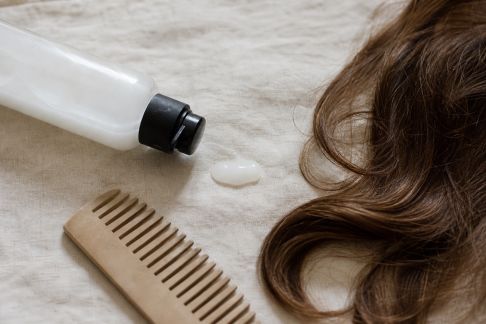 Décrypter les silicones dans les soins capillaires : bénéfices et limites